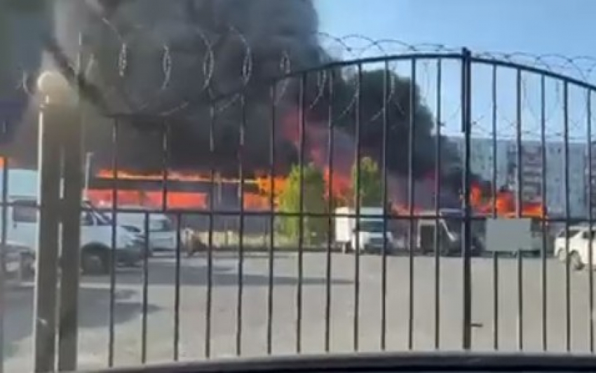 Самый крупный рынок Волжского охватил пожар и взрывы