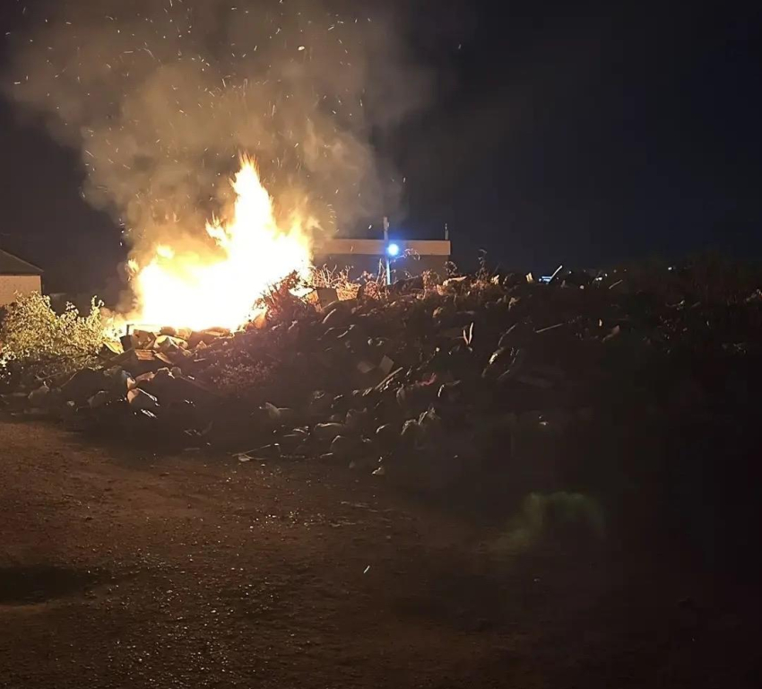 Свалку на 250 квадратах подожгли рядом с домами в Волгограде 