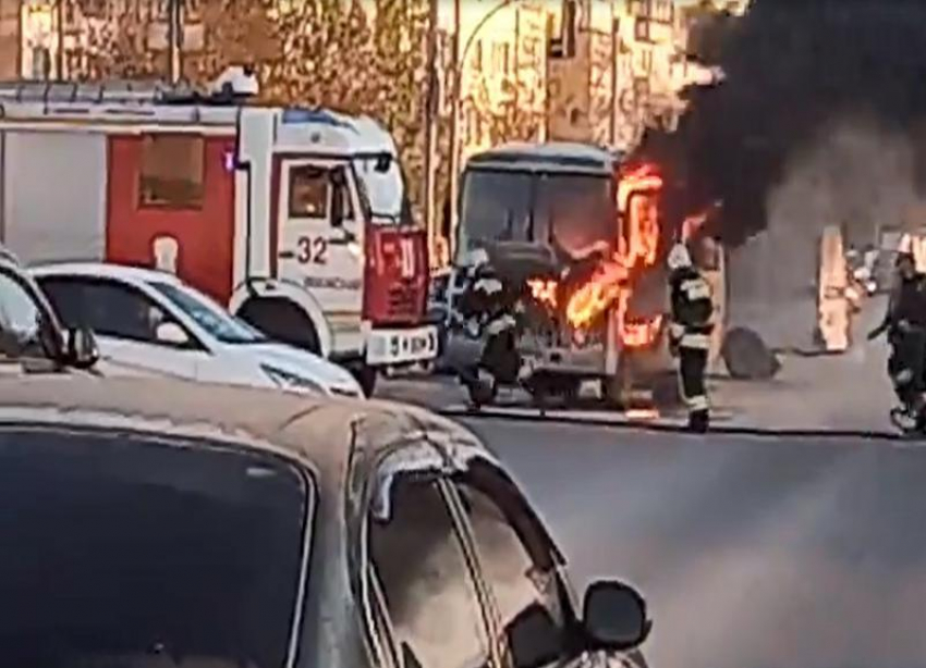 На видео попал загоревшийся на ходу автобус в Волжском