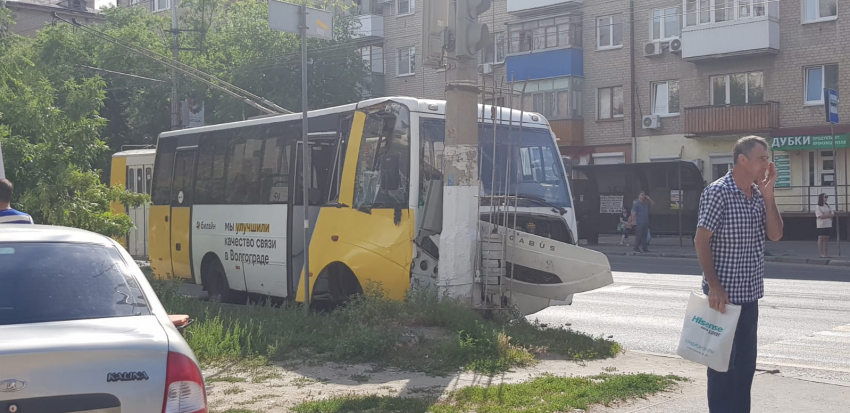 Автобус №59 протаранил столб в Волгограде: последствия сняли на видео