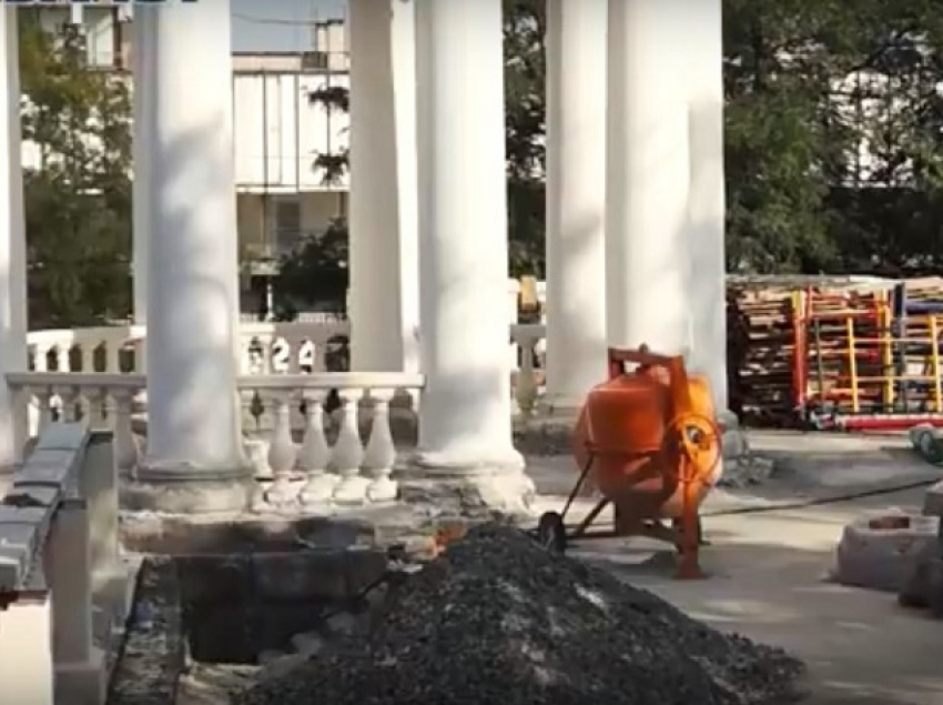 Вялотекущий ремонт волгоградской ротонды и лестницы сняли на видео