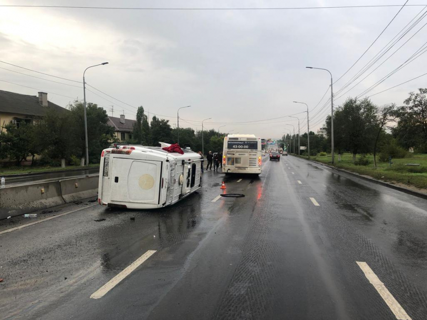 В Волгограде столкнулись маршрутка из Элисты и автобус №55