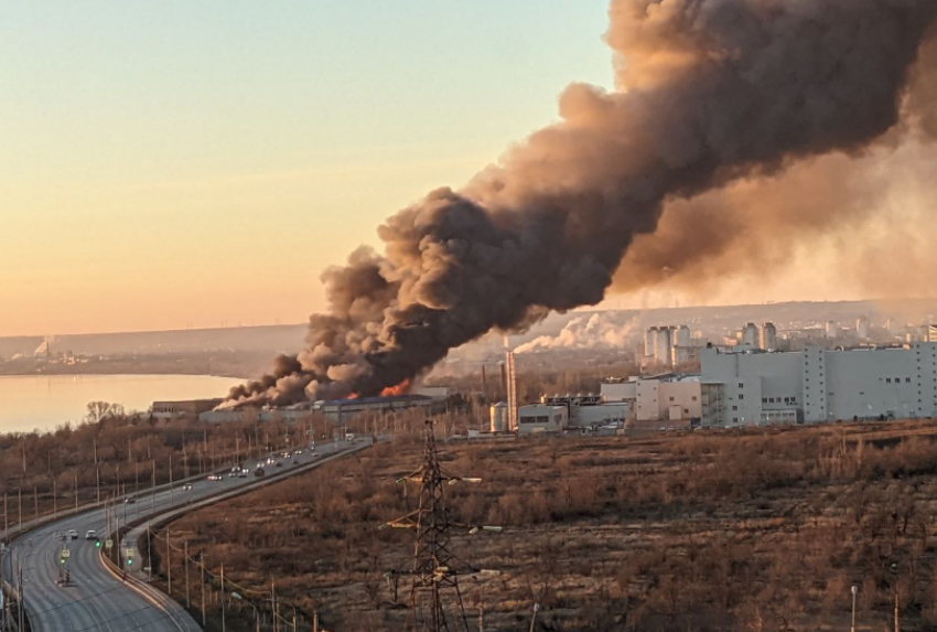 Горит более 6 часов: пожар на складе в Волгограде попал на видео