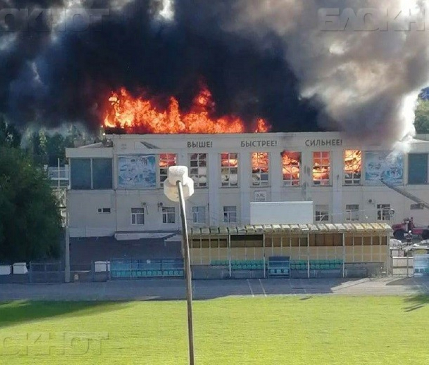 Центральный стадион Волжского продолжает гореть и готов рухнуть