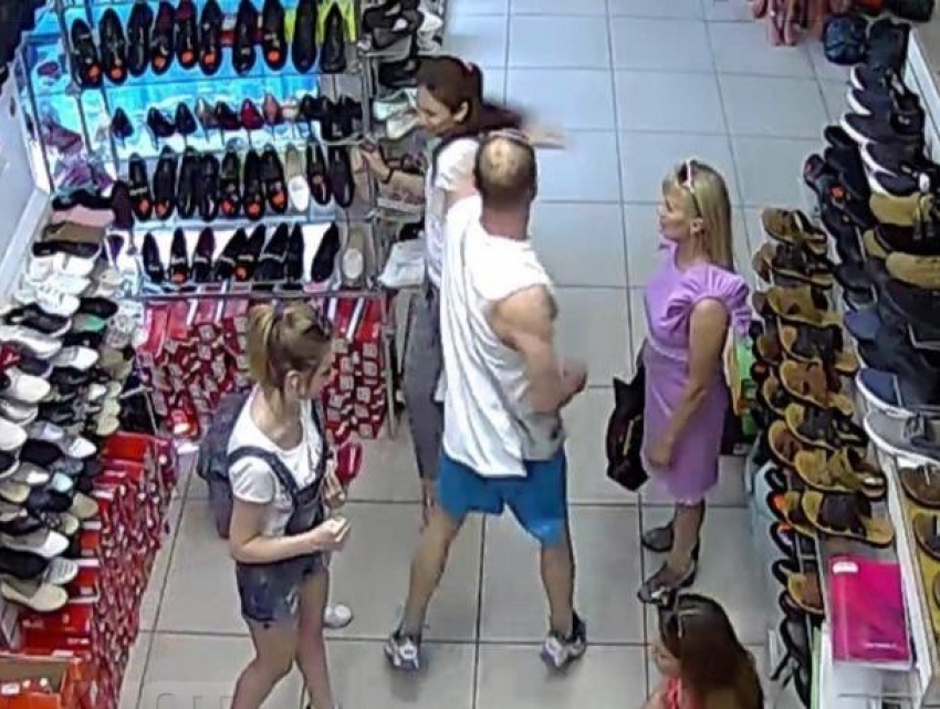 Избиение продавца обуви в магазине Волжского попало на видео