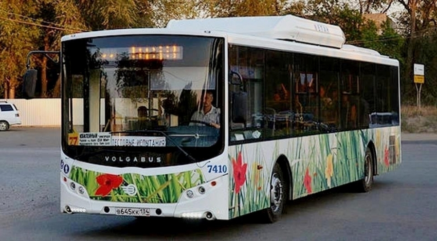 Водители автобусов №77 и 95 устроили гонки на скользкой дороге в Волгограде