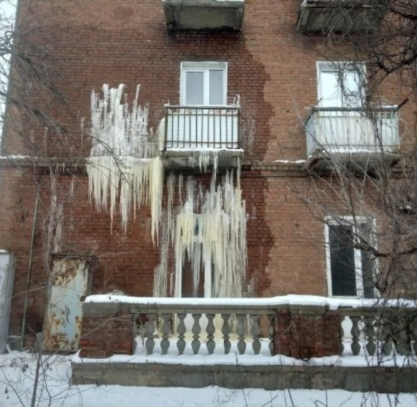 Ледяными сталактитами оброс дом в Волгограде