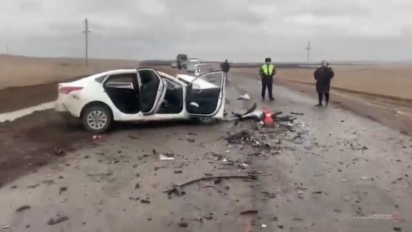 Трое детей ранены, водитель погиб: видео жуткой «мясорубки» после ДТП в Волгоградской области