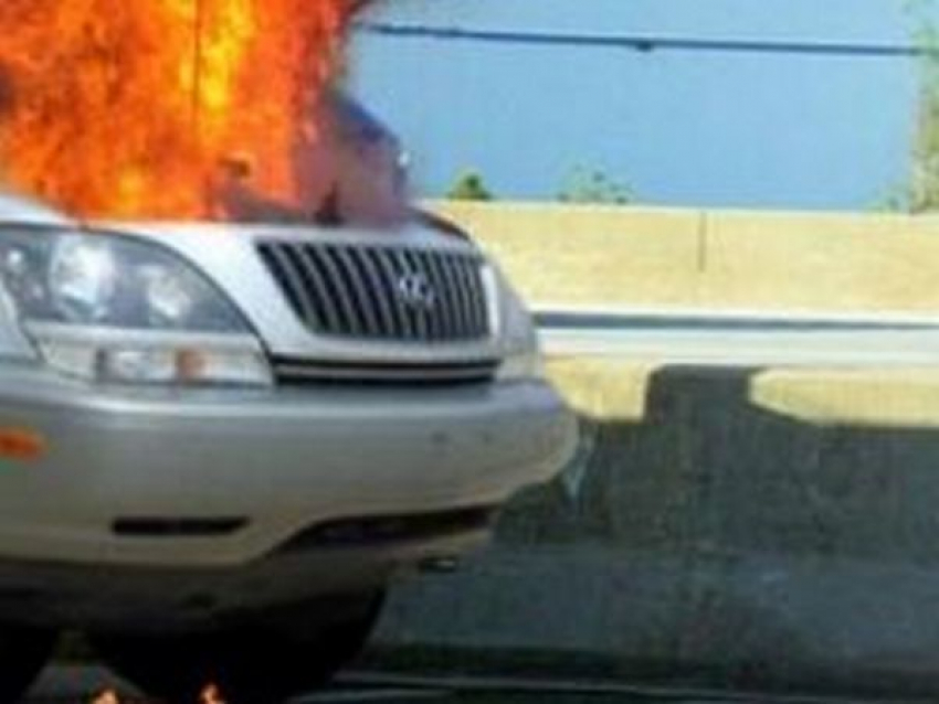 На севере Волгограда неизвестные подожгли Lexus