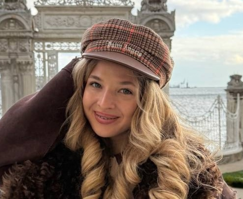 25-летняя известная волгоградская тиктокерша Анна Покров страдает от жутких прыщей