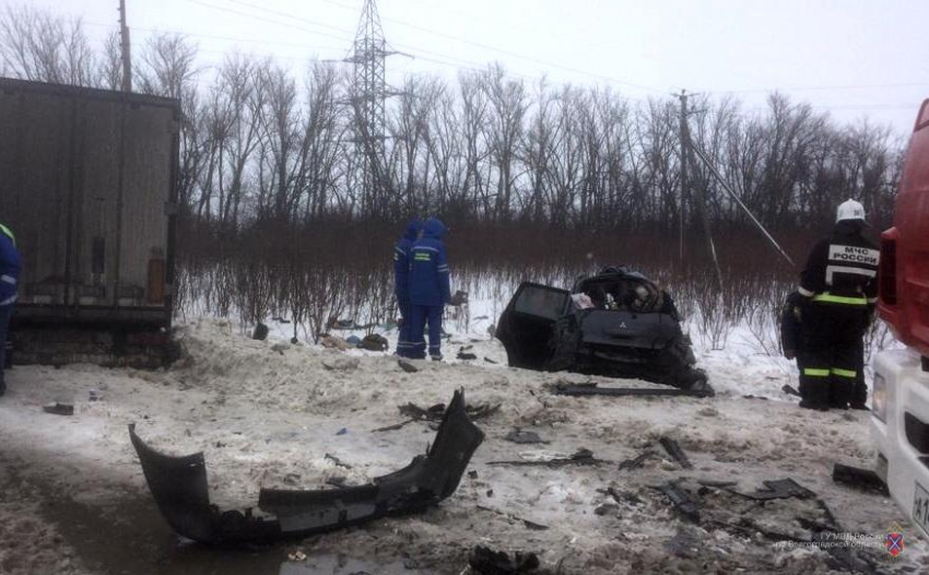 Пять человек погибли в страшном ДТП утром в Волгоградской области
