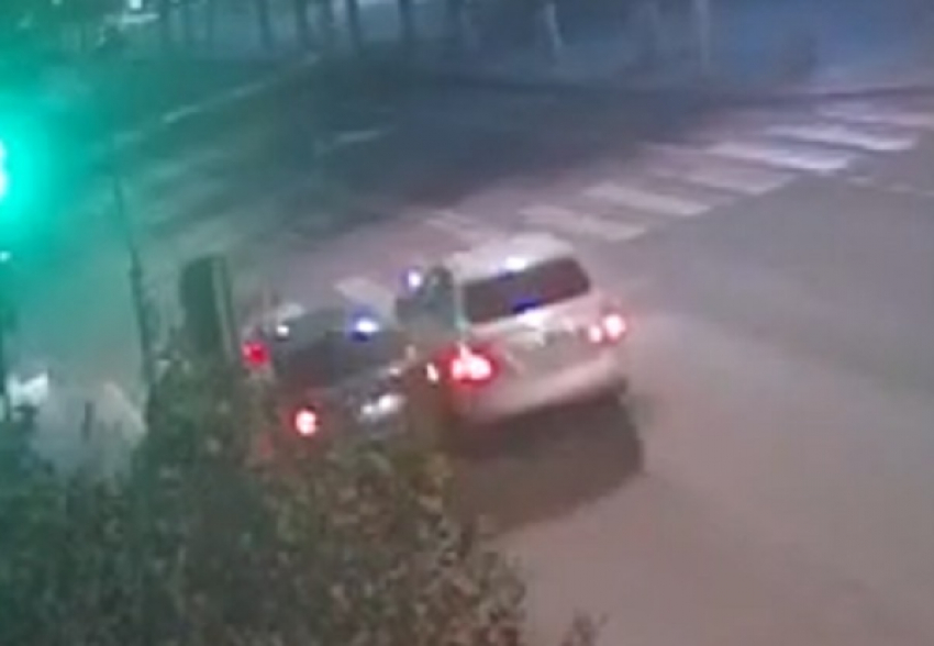 В Волгограде напротив обладминистрации разбились две иномарки - ВИДЕО