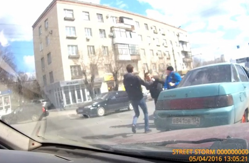 В Волгограде водители ВАЗ-2110 и Ford подрались на проезжей части 