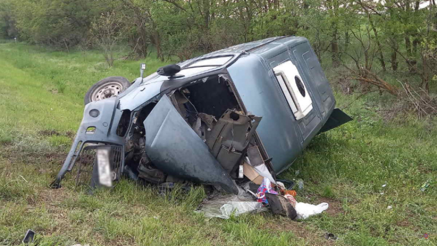 Водитель погиб и трое пострадали в ДТП с фургоном в Волгоградской области