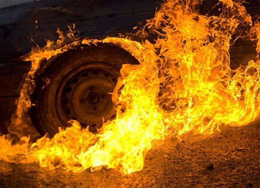 Renault Duster сгорел при загадочных обстоятельствах на юге Волгограда