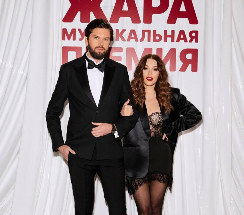 «Юбку забыла»: образ Дубцовой высмеяли после популярной музпремии