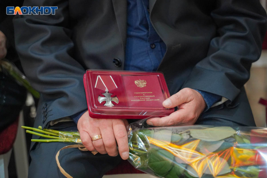 В Волгограде родным девяти погибших в зоне СВО бойцов вручили ордена Мужества