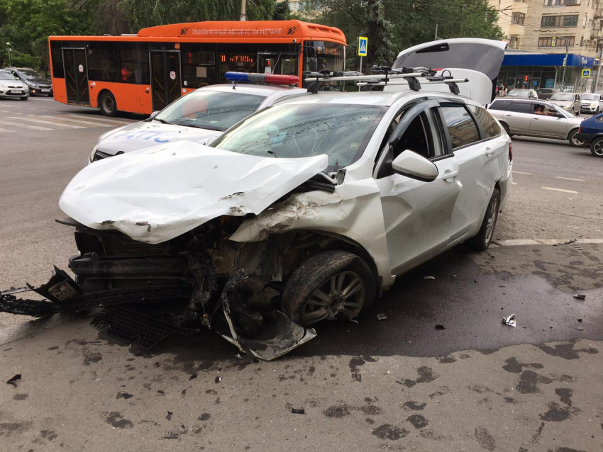 Жуткая авария в центре Волгограда попала на видео: есть пострадавший
