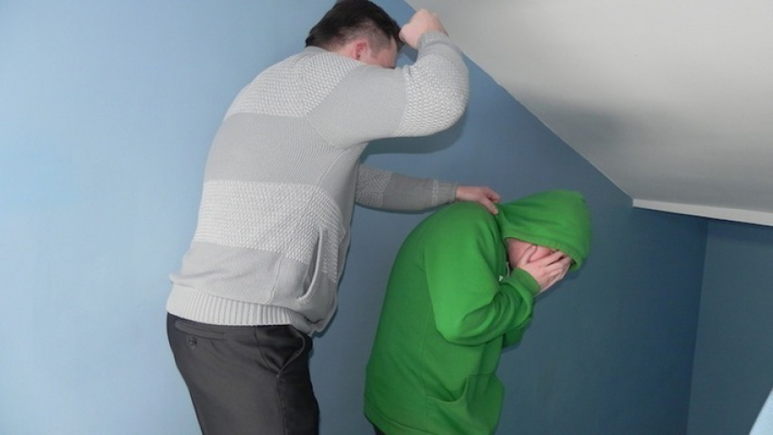 Трое волгоградцев осуждены за избиение и ограбление школьника