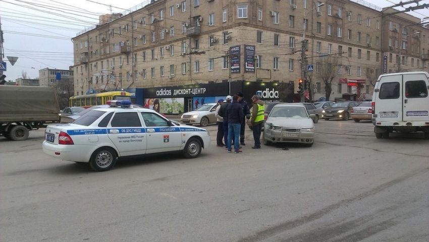 Первая Продольная Волгограда встала в пробке из-за нескольких ДТП 