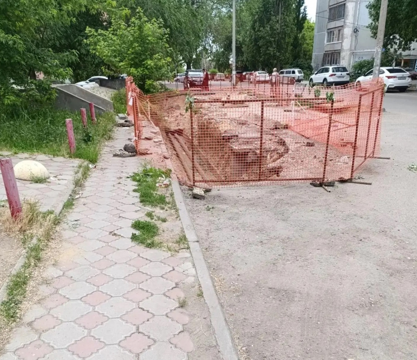 «Разрыто уже больше года!»:  на брошенную коммунальщиками яму пожаловались волгоградцы