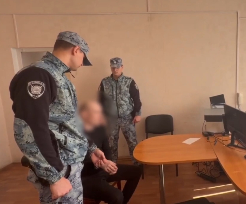 Появилось видео с задержанием подозреваемого в убийстве многодетного отца в магазине на юге Волгограда