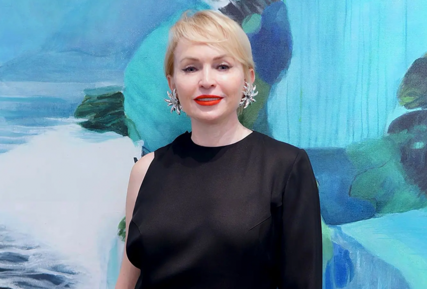 Владелица художественной галереи Светлана Туркина поздравляет волгоградев