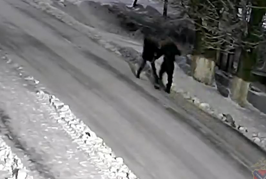 Нападение на прохожего возле кафе в Иловле попало на видео