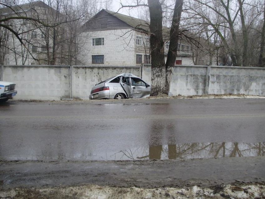 Лишенный водительских прав волгоградец врезался в дерево