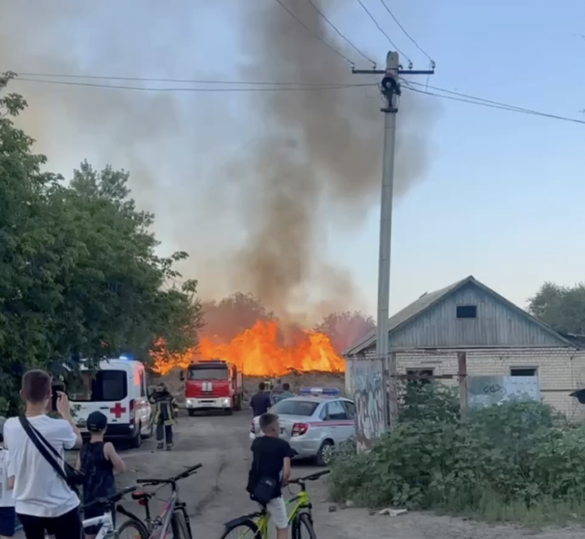 Сухостой и мусор вспыхнул рядом с жилыми домами в Волгограде 