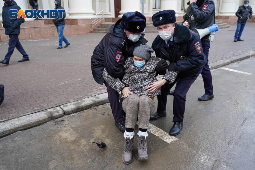Заносили женщин в автозаки у крыльца обладминистрации: видео задержаний в Волгограде на акции Навального
