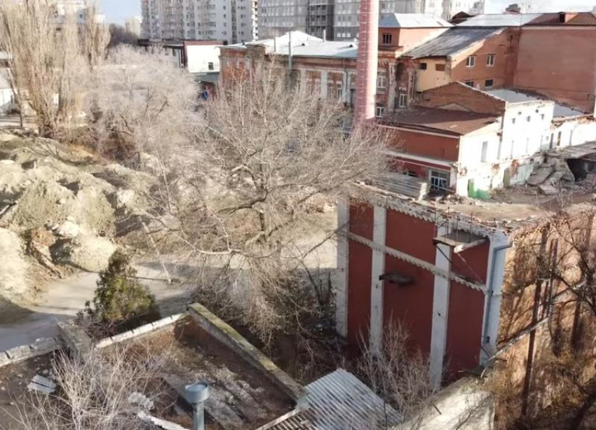 Руины ликеро-водочного завода показал на видео с высоты волгоградский общественник