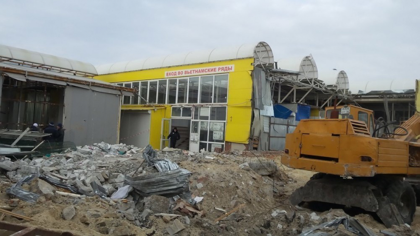 В Волгограде тяжелая техника крушит Тракторозаводский рынок