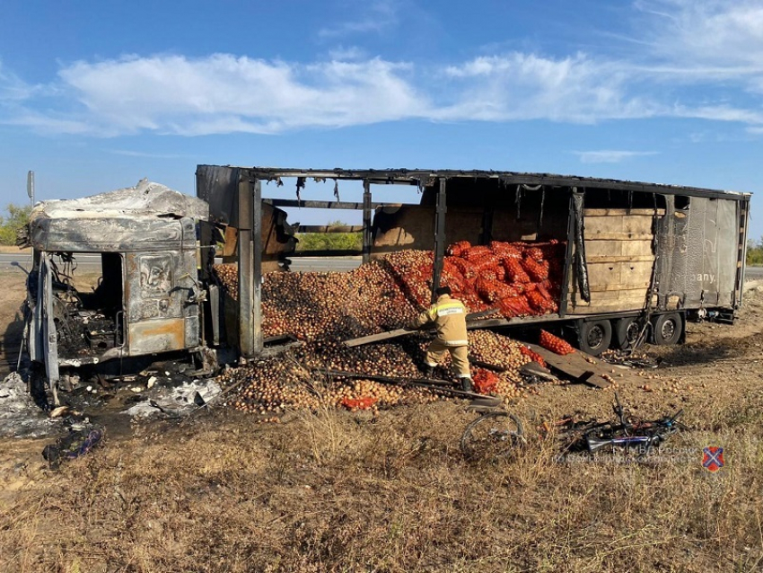 Грузовик загорелся после столкновения с Nissan в Волгоградской области: двое погибли