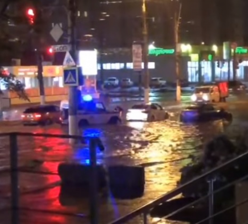 Полиция в Волгограде на буксире вытаскивает авто с затопленных улиц: видео 