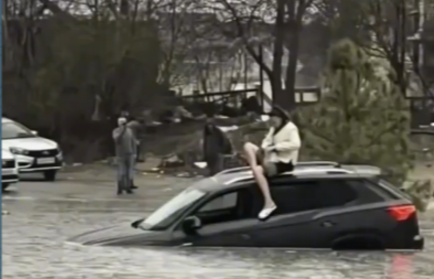 На крыше Volkswagen спаслась девушка от потопа в Волгограде: «Колёса оторвались, машина поплыла»