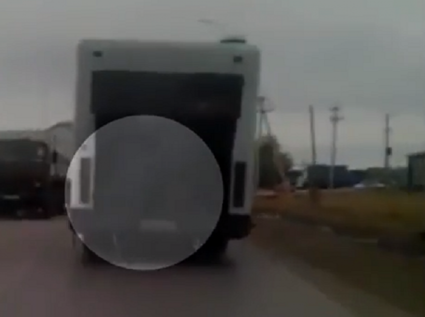 Пассажирский автобус задымился на маршруте в Волжском