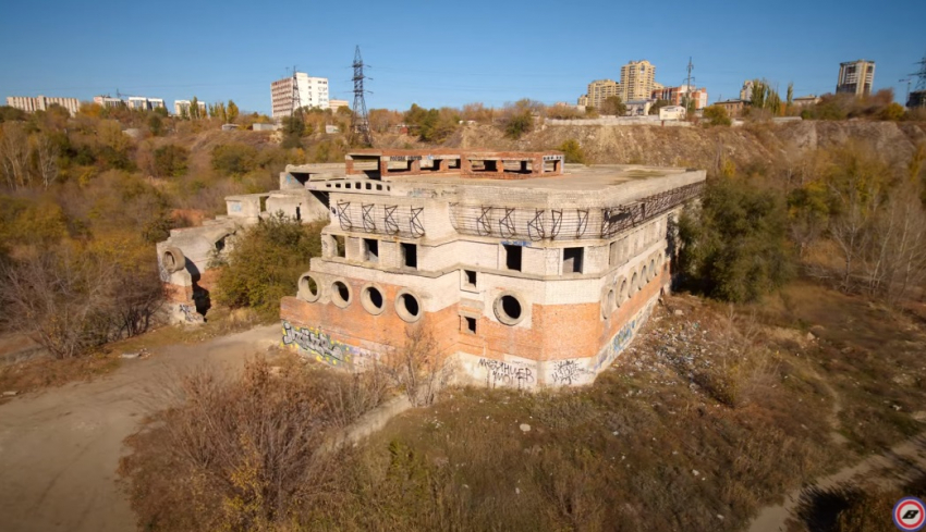 В Волгограде парень сорвался с крыши «Морятника»