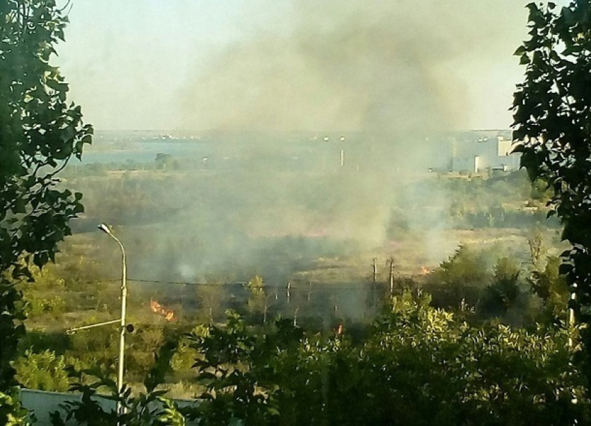 В Волгограде горящая трава угрожает гипермаркету «Лента»