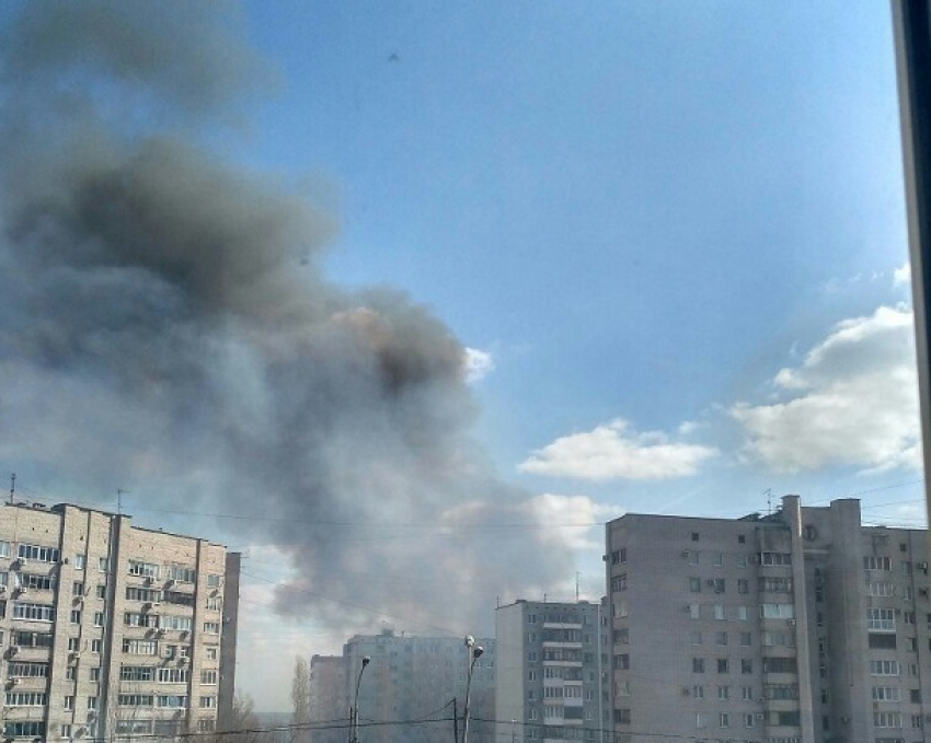 Жители севера Волгограда постят в соцсети фотографии сильного пожара 