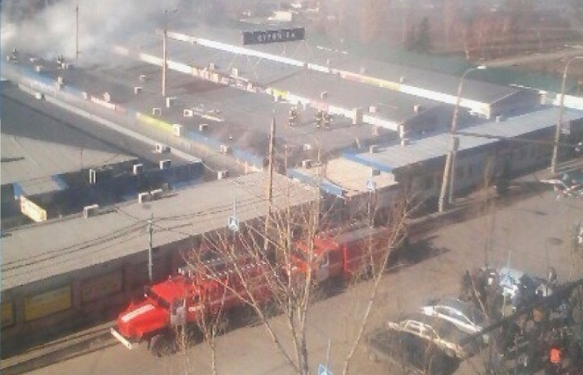 В Волгограде загорелся павильон на рынке «Олимпия» 