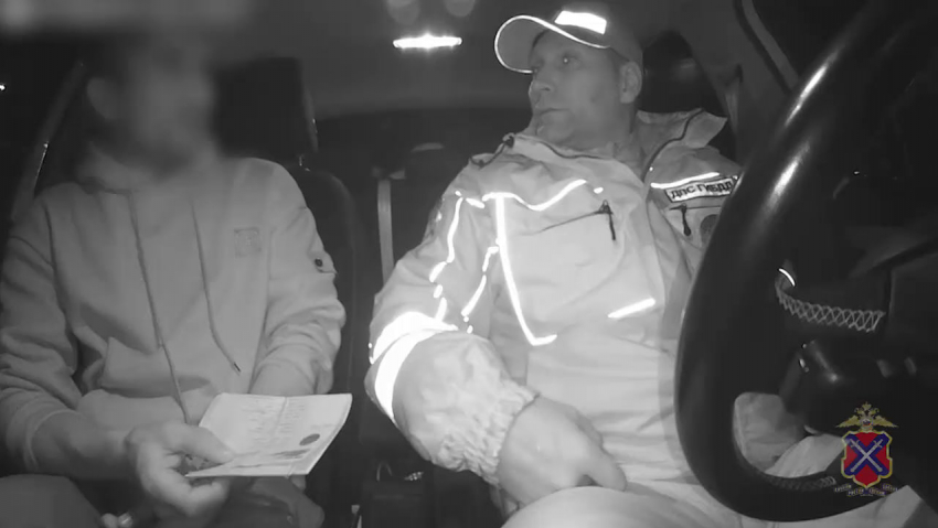 Нелегал без прав с поддельным удостоверением пытался откупиться от инспектора ДПС в Волгограде 