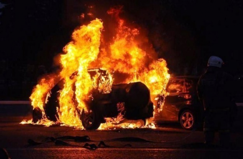 В Волгограде разыскивают поджигателей Peugeot и Mercedes