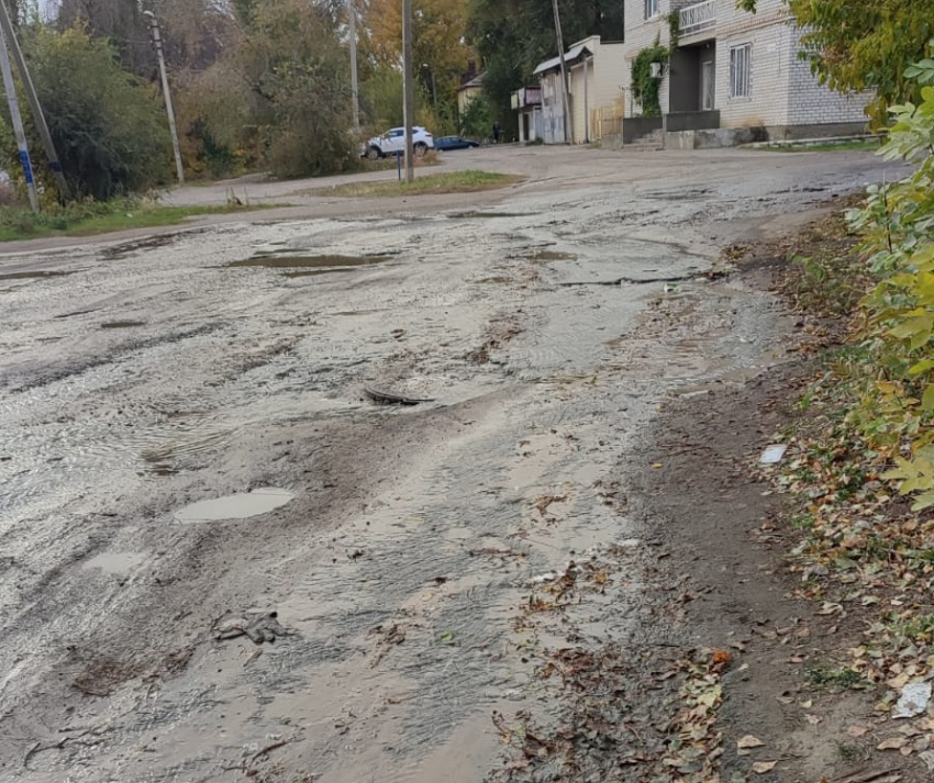 «Тут провалилась машина»: коммунальное бедствие топит волгоградский Химгородок
