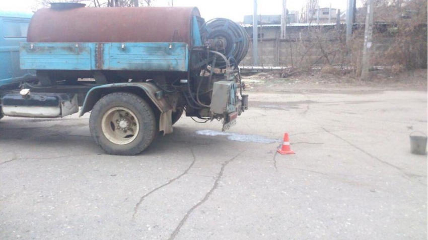 В Волгограде водитель водоканала на «ЗИЛе» сломал ногу пенсионеру 