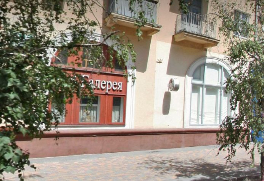 Популярный бар в центре Волгограда крупно оштрафовали за торговлю алкоголем без лицензии