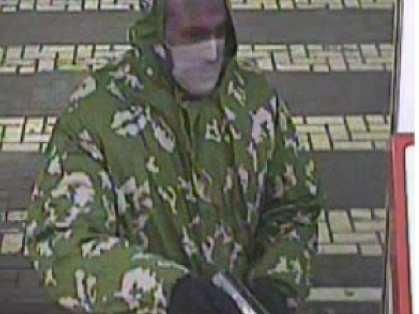 В Волгограде вооруженный преступник грабит АЗС