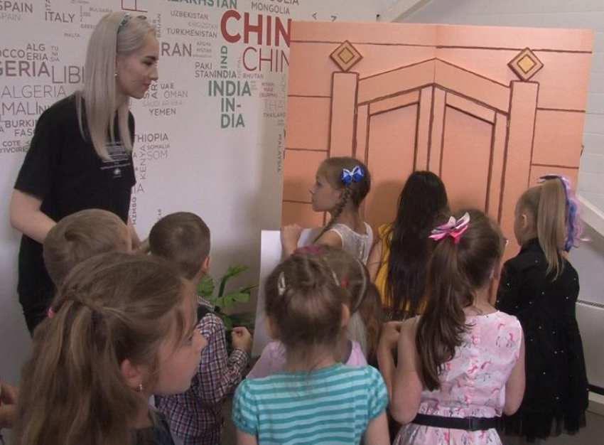 Офис Банка Хоум Кредит в Волгограде заполнили дети