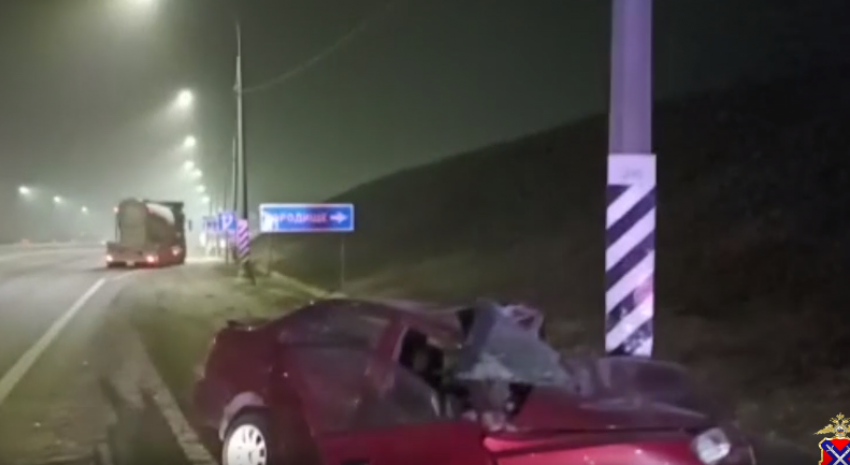 Hyundai «намотало» на столб, погиб пассажир: смертельная авария под Волгоградом попала на видео 