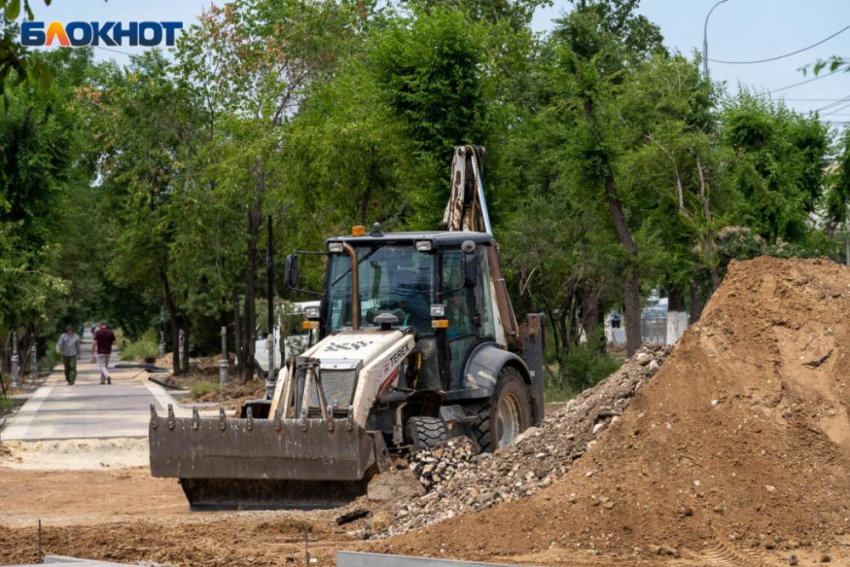 В Волгограде ищут подрядчика, который продолжил бы преображение сквера на площади Чекистов